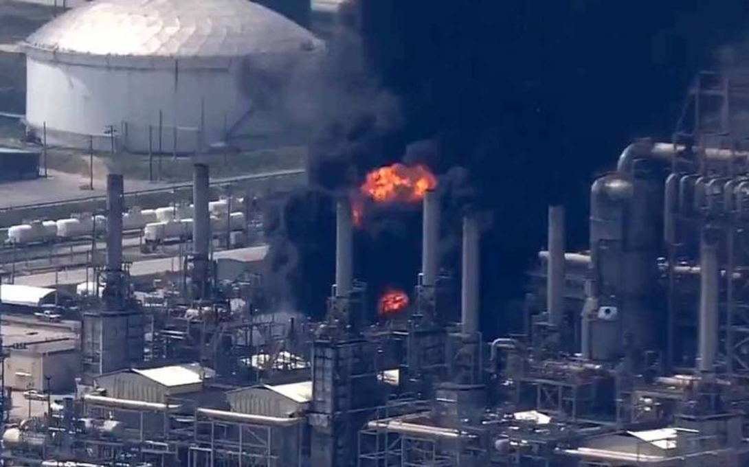 ¡No se va, no se va…! Sigue incendio en Deer Park por tercer día consecutivo